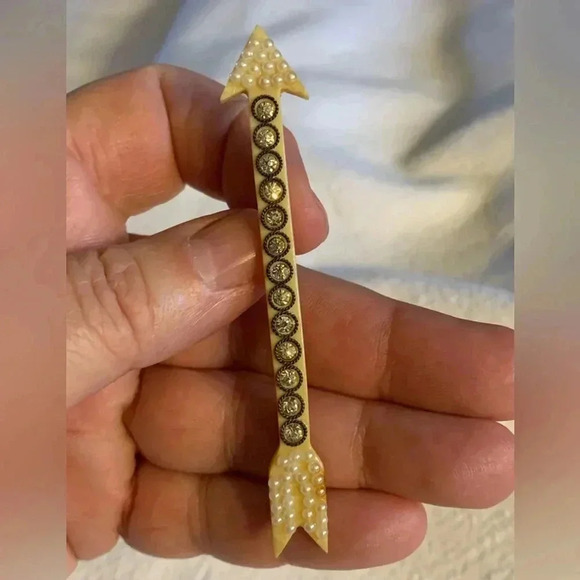 RARE Find, bone shaped as an arrow with tiny genuine seed pearls and rhinestones - Picture 1 of 7